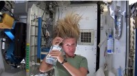 Video Hoe Astronaut Karen Nyberg Haar Lange Haren In De Ruimte Wast